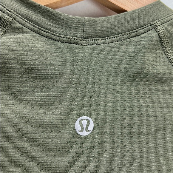 Lululemon Swiftly Tech 2.0 Short Sleeve T Shirt Green Womens 2 Running Workout - Picture 6 of 7
